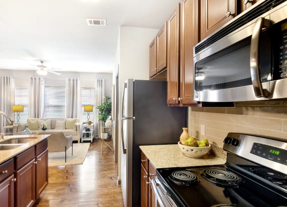 Fully Equipped Kitchen With Modern Appliances at Kingston Crossing Apartment Homes, Bossier City, LA