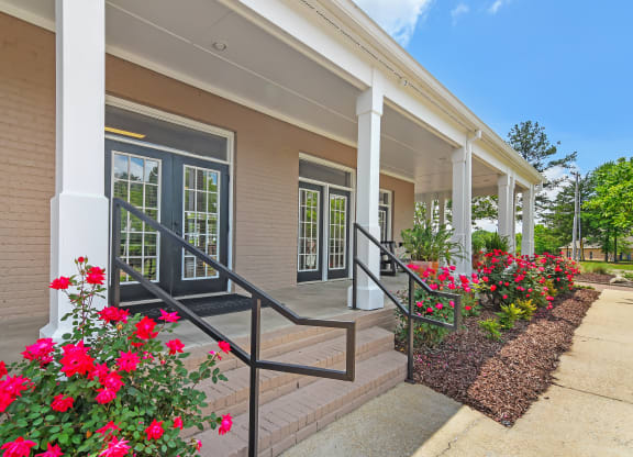 Apartment entrance with stairs at Highpointe Apartment Homes, Mississippi  , 39042