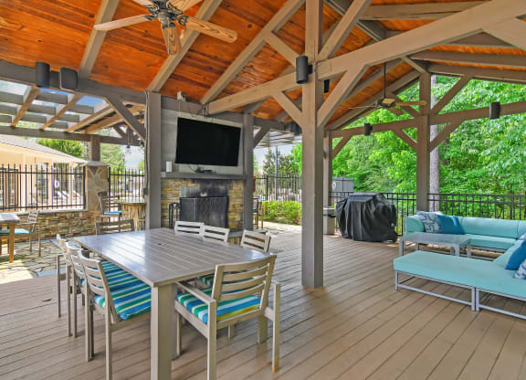 Courtyard Patio With Ample Sitting at Highpointe Apartment Homes, Brandon, MS