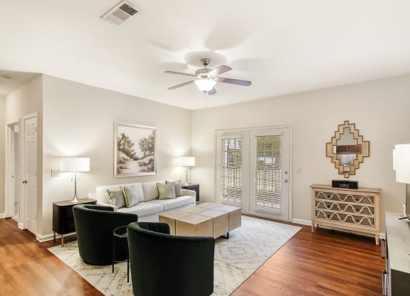 Living Space Plenty Of Natural Light at Highpointe Apartment Homes, Brandon, MS, Mississippi  , 39042