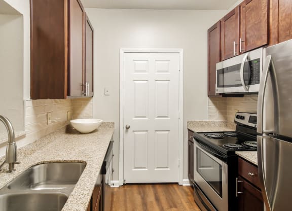 Kitchen with stainless steel appliances and granite counter tops at Highpointe Apartment Homes, Brandon, MS, Mississippi