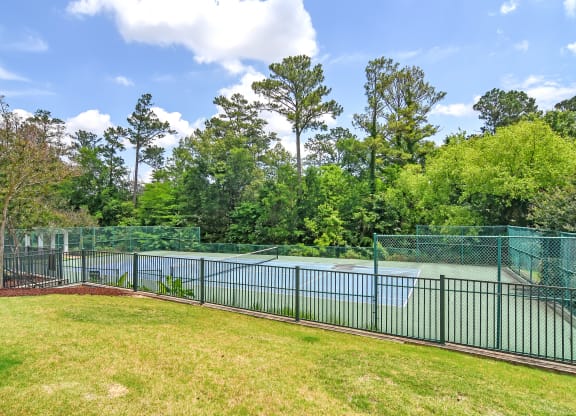 Tennis court at Legacy Apartments in Ridgeland, MS