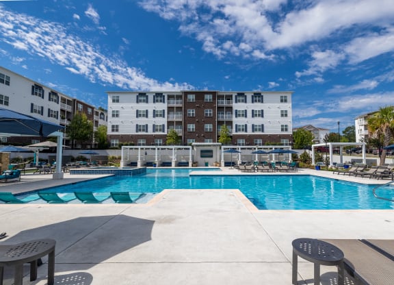 Swimming pool at The Met Apartment Homes, Hattiesburg, MS