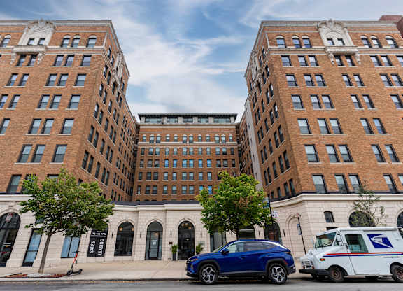 Building Exterior of Somerset Place Apartments in Uptown Chicago, IL 60640