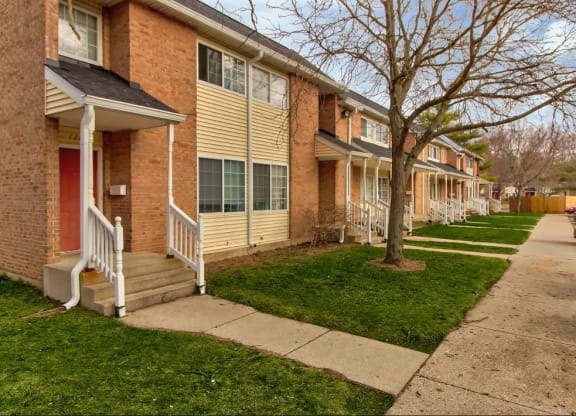 Lush Green Outdoors at Arbor Pointe Townhomes Battle Creek, MI, 49037-2040