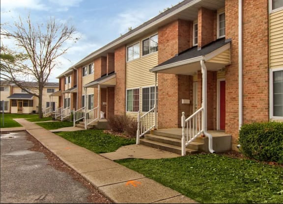 Exterior Landscape at Arbor Pointe Townhomes Battle Creek, MI, 49037-2040