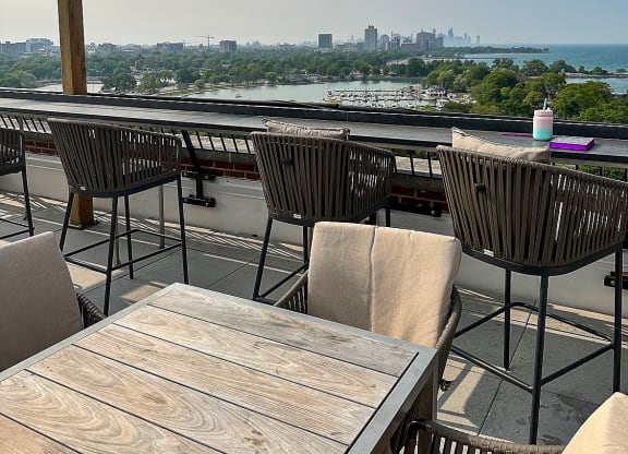 Skydeck/Rooftop with stunning city views of Lake