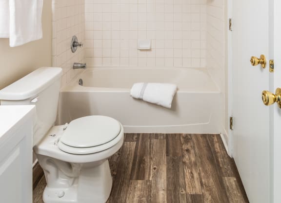 Bathroom With Bathtub at Meadow View Apartments and Townhomes, Springboro, Ohio