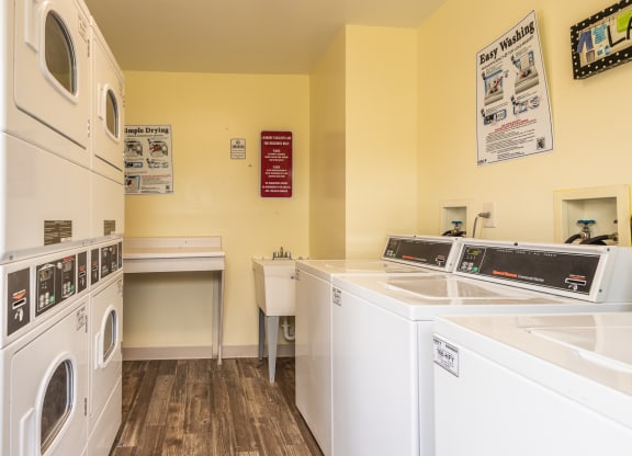 Onsite Laundry Room at Meadow View Apartments and Townhomes, Ohio, 45066