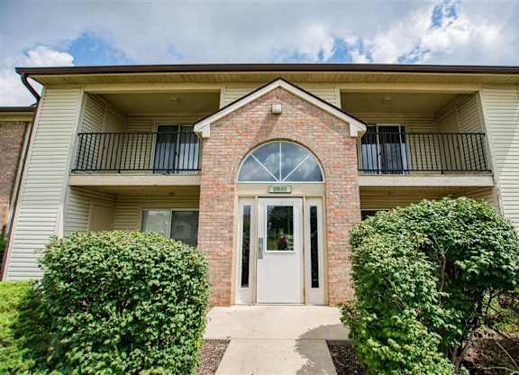 Building Front at Creekside Square Apartments, Indianapolis, 46254