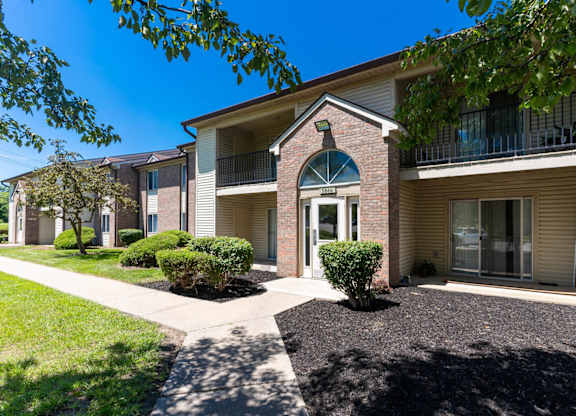 Walkway Path at Creekside Square Apartments, Indiana