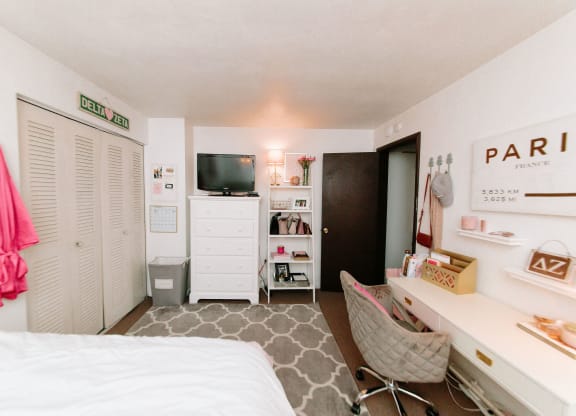 King Size Bedroom at University Commons, Pittsburgh, PA, 15213