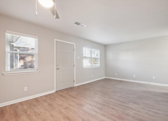 A Room With Ceiling Fan at Fair Oaks Apartments, Arkansas