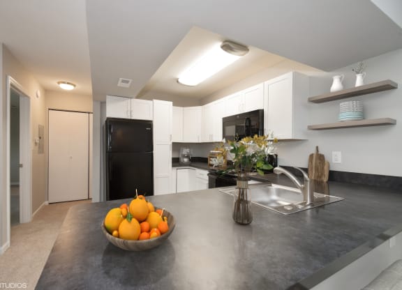 a kitchen with a bowl of fruit on the counter at 7 Pointe Apartments, Indianapolis, Indiana