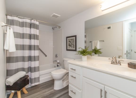 Bathroom With Bathtub at Ivy Hills Living Spaces, Cincinnati, Ohio