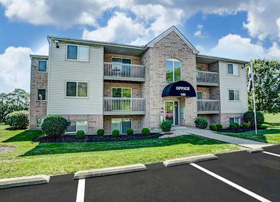 Elegant Exterior View at Deerfield Crossing Apartments, Lebanon, OH