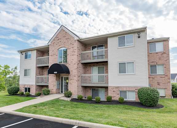 Property Exterior at Deerfield Crossing Apartments, Ohio