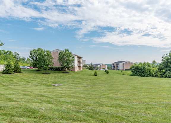 Exterior Open Space at Deerfield Crossing Apartments, Lebanon