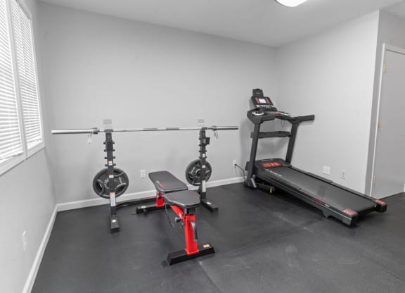 the gym at the monarch luxury apartments in des plaines