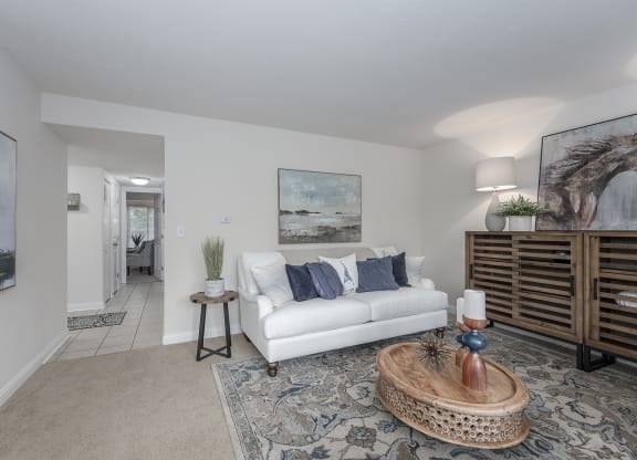 Living room decor at Harpers Point Apartments, Ohio, 45249