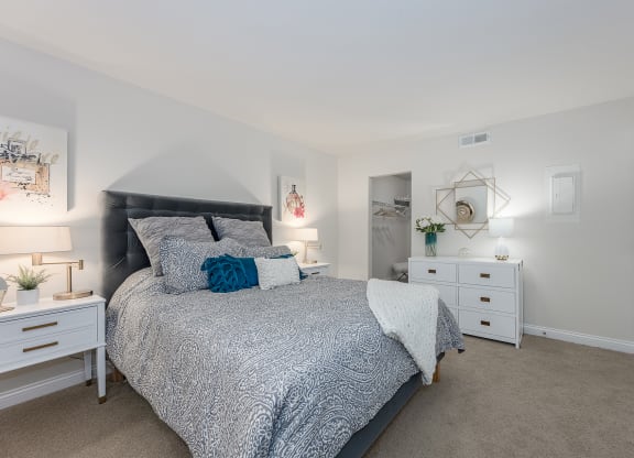 Bedroom at Harpers Point Apartments, Cincinnati, 45249