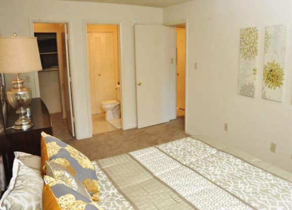 Bedroom at Quail Run, Columbus