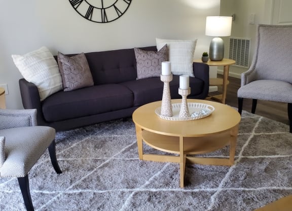 Spacious Living Room w/Walk Out Patio/Balcony