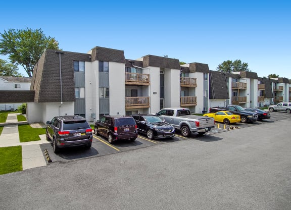 exterior view of the enclave at woodbridge apartments in sugar land, tx