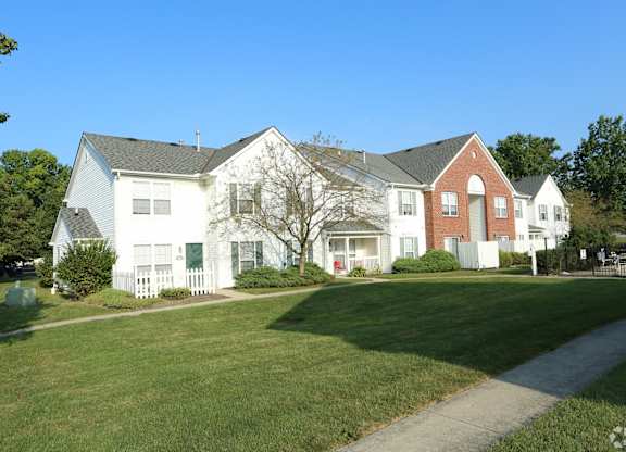 Lush Green Landscape at Sharon Glen, Columbus, OH
