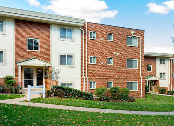 Exterior View at Bren Mar Apartments, Alexandria, VA