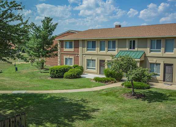 Lush Green Landscape at Bren Mar Apartments, Alexandria, VA