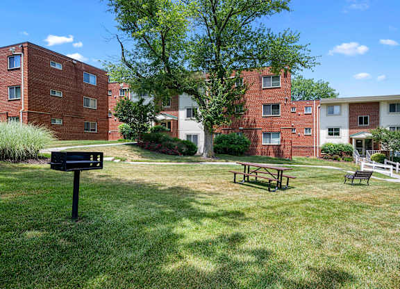Picnic And Green Space at Bren Mar Apartments, Alexandria, Virginia