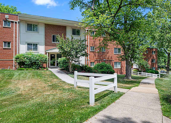 Walking Path at Bren Mar Apartments, Alexandria