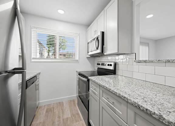 A kitchen with granite countertops and stainless steel appliances at Rose Hill Apartments, Alexandria, 22310
