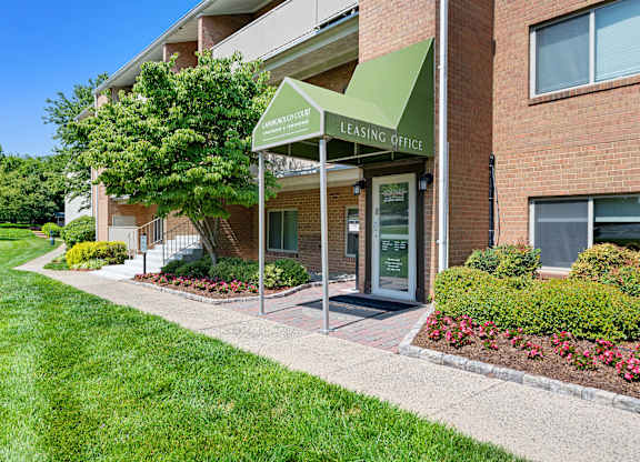 the entrance to leasing office at the preserve apartments at Gainsborough Court Apartments, Virginia, 22030