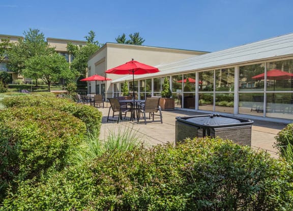 Outdoor Lounge With Umbrella Shades at Stuart Woods, Herndon, Virginia