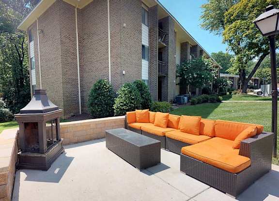 Outdoor seating area at Tysons Glen Apartments and Townhomes, Falls Church, 22043