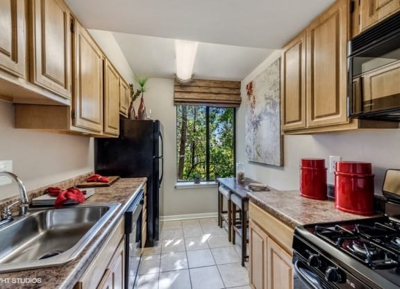 Fully Equipped Kitchens with Breakfast Nook at Brookland Ridge Apartments, Washington