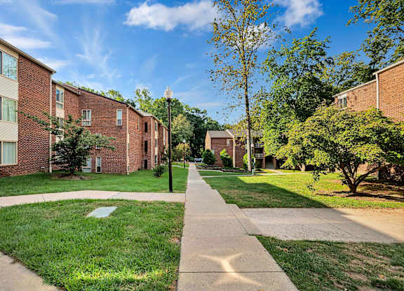Lush Green Courtyard With Walking Paths at Aspen at Lake Trail, Columbia, MD 21045