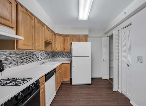 Fully Equipped Kitchen With Modern Appliances at Aspen at Lake Trail, Columbia, MD 21045