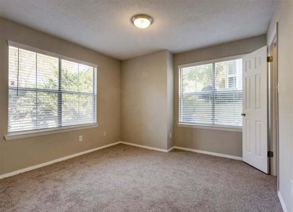 Plush Carpeting at The Hub at 934 Apartments, Atlanta
