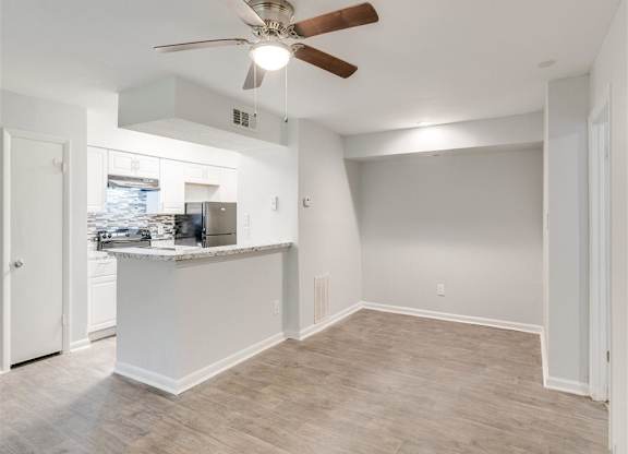 Unfurnished Living Area at The Hub at 934 Apartments, Georgia, 30349