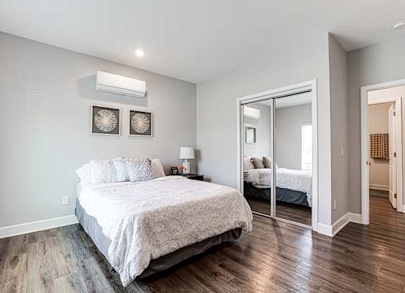 Spacious Bedroom With Comfortable Bed at Liberty Club, Georgia