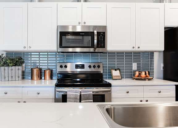 Electric Range In Kitchen at Liberty Club, Hinesville, 31313