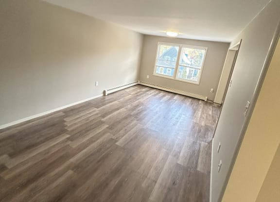 Spacious Living Room at Briarcliff at Quechee Apartments, Quechee, 05059