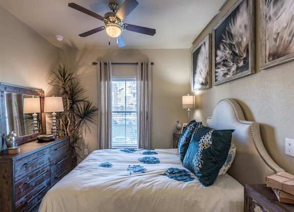 Beautiful Bright Bedroom With Wide Windows at Century Palm Bluff, Portland, 78374