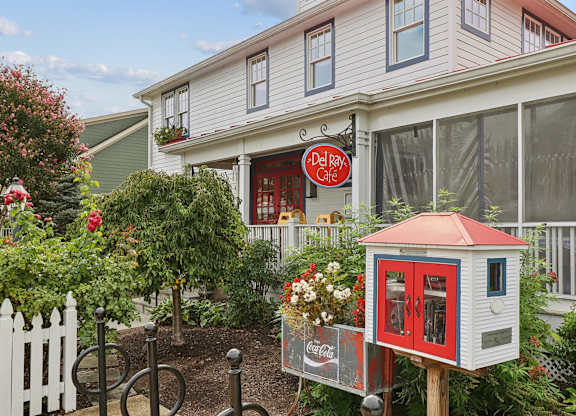 Del Ray Cafe exterior