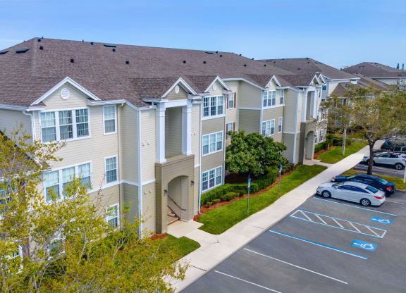 a row of town houses with cars parked in front of them