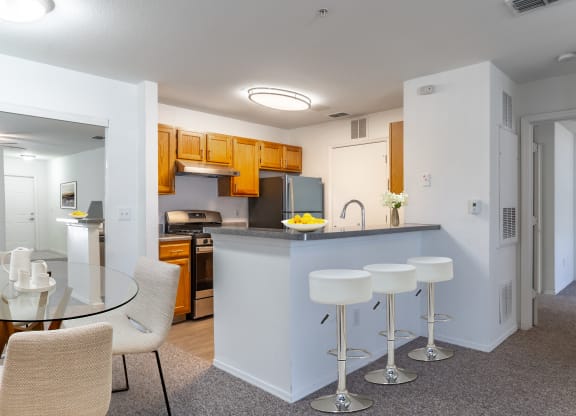 Kitchen Breakfast Bar with Seating