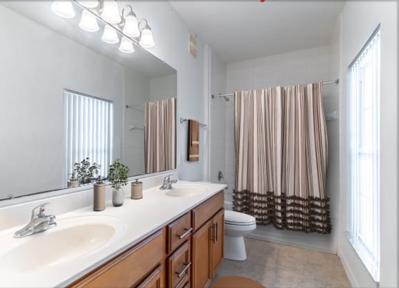 4 bedroom Unit - Bathroom